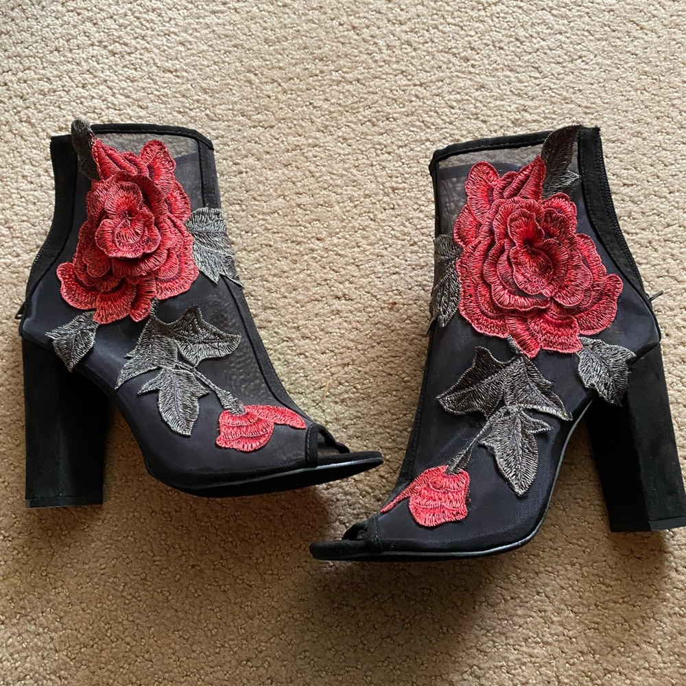 Red floral embroidered peep toe pumps, size 9, worn once Black man made suede